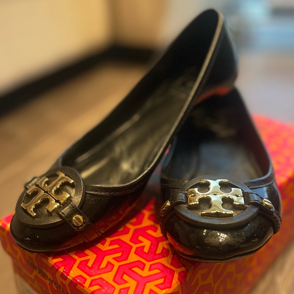 Tory Burch - Black Patent Leather Ballet Flats - Gold Hardware - Size 7 | 37